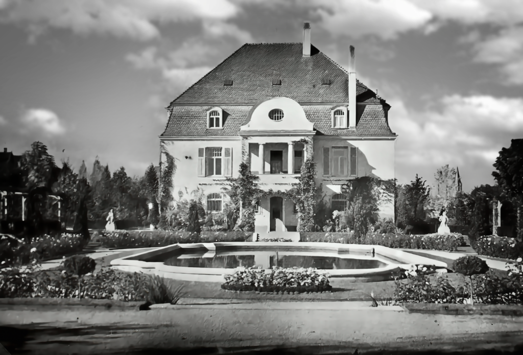 Villa Leicht Ostfassade. Im Hintergrund ist die Vaihinger Stadtkirche zu erkennen.