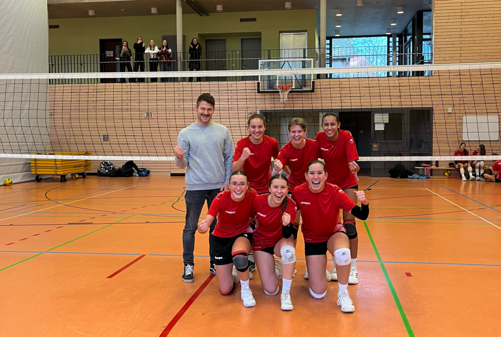 Die U18 Mädchenmannschaft des Fanny-Leicht Gymnasium gewinnt souverän das Kreisfinale im Volleyball bei Jugend trainiert für Olympia und qualifiziert sich damit für die Vorrunde des RB-Finales im Januar!