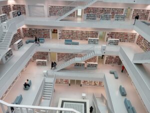Das Innere der Landesbibliothek am Mailänderplatz | Bibliothek 21