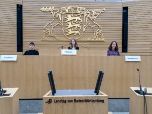 Schülerinnen und Schüler des Fanny-Leicht-Gymnasiums im Landtag